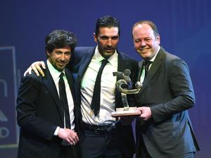 Buffon Pemain Terbaik Serie A 2016/2017