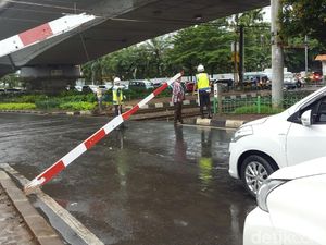 Brak! Palang Pintu Perlintasan di Kalibata Patah Diseruduk Kopaja