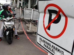Parkir Sembarangan, Pemotor Bingung Motornya Dirantai ke Tiang Listrik, Ending-nya Kocak