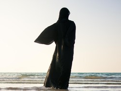 Hijabers Ini Viral karena Selancar di Atas Banjir