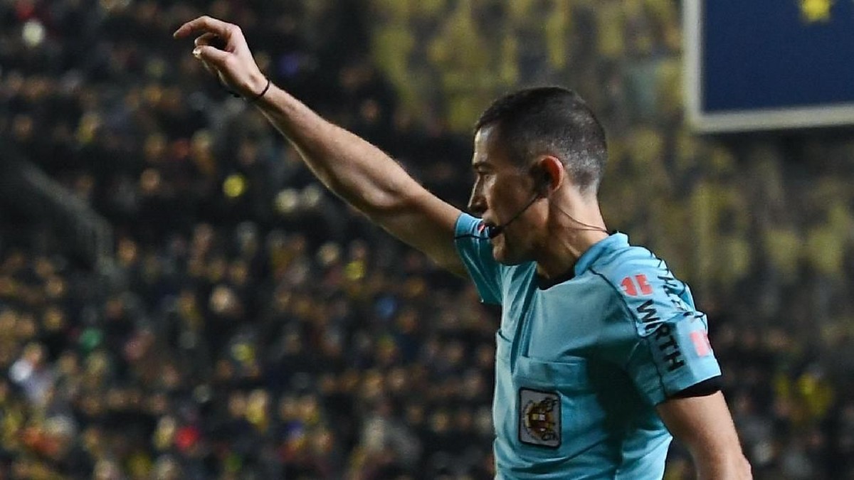 Wasit Ignacio Iglesias Villanueva (Foto: David Ramos/Getty Images)