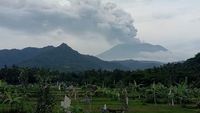 Foto Gunung Agung Terkini dengan Asap Letusan Setinggi 4 Km