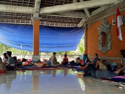 Balai Desa di Karangasem Dipenuhi Pengungsi Gunung Agung