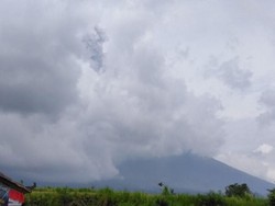 Asap Letusan Gunung Agung Semakin Tinggi hingga 4 Km