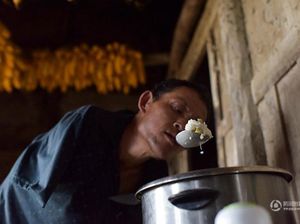 Kisah Haru Pria Tanpa Lengan Rawat Ibunya yang Berusia 88 Tahun