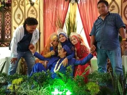 Begini Kisah Foto Pria Beristri Tiga di Satu Pelaminan