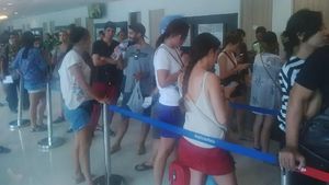 Foto: Ribuan Turis Terkatung-katung di Bandara Ngurah Rai