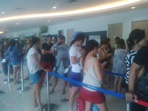 Foto: Ribuan Turis Terkatung-katung di Bandara Ngurah Rai