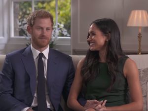 Meghan Markle Langgar Aturan Kerajaan Inggris Saat Foto Tunangan