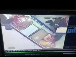 Brutal! Video Aksi Perampokan Toko Emas di Indramayu