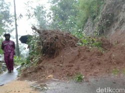 Longsor Landa Purworejo, Jalan Desa Terputus