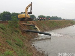 Pompa Dioperasikan Kurangi Debit Air yang Menggenangi Raya Porong