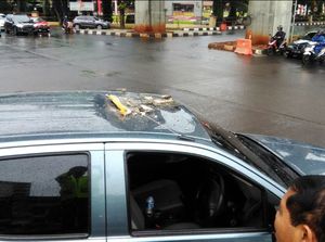 Cor Layang Tendean-Ciledug Mengelupas, Timpa Mobil Polisi