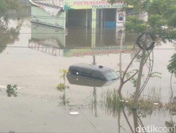 Debit Air di Raya Porong Lama Naik, Dua Kendaraan Terjebak Banjir