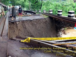 Tergerus Arus Sungai, Jalan Penghubung Dua Kecamatan di Cianjur Ambles