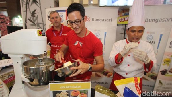 Lihat Mike Lewis Bikin Kue Yuk!