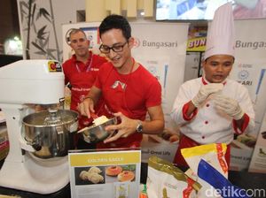 Lihat Mike Lewis Bikin Kue Yuk!