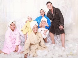 Begini Cara Ussy Sulistiawaty Batasi Pemakaian Gadget Anaknya