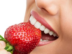 5 Bahan Alami untuk Memutihkan Gigi dengan Cepat