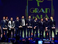 Inilah ke-11 pemain dengan performa terbaik di posisi masing-masing pada Serie A musim 2016/2017 saat menerima penghargaan di Gran Gala del Calcio tahun ini. (Foto: AFP PHOTO / Miguel Medina)