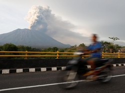 Sebaran Abu Vulkanik Gunung Agung Mengarah ke Samudra Selatan Yogya