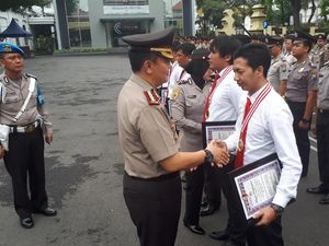 Berprestasi, 80 Personel Polrestabes Surabaya Terima Penghargaan
