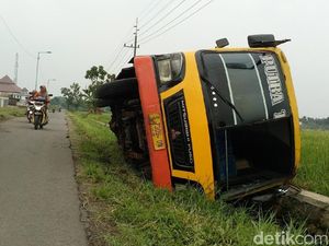 Bus Jurusan Mojokerto-Pasuruan Terguling, 12 Penumpang Luka