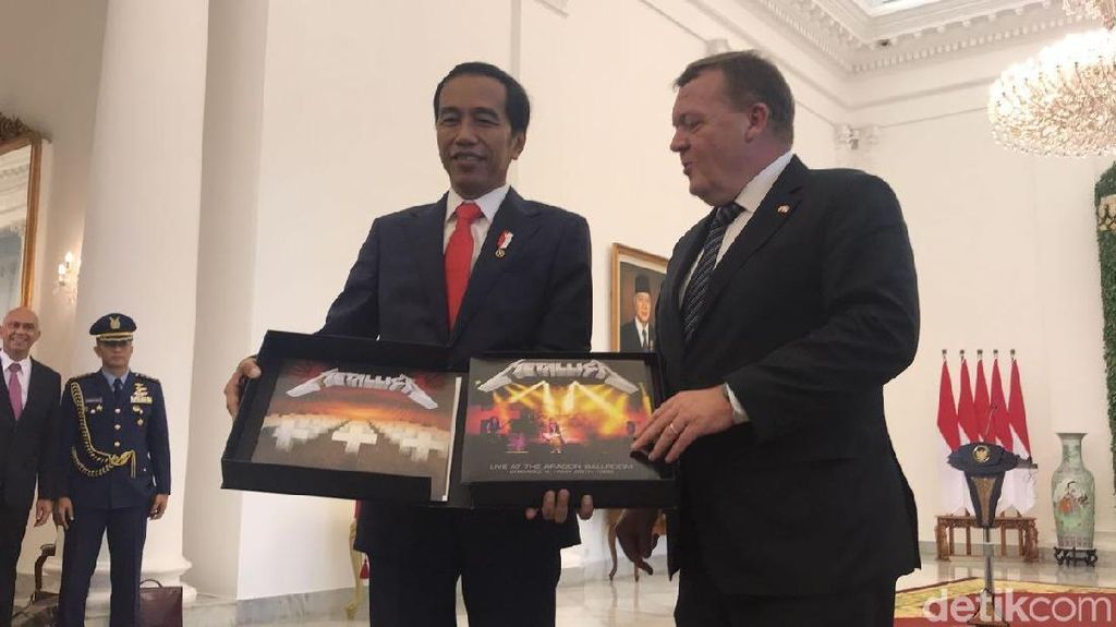 Ini Piringan Hitam Metallica yang Diberikan PM Denmark ke Jokowi Ini Piringan Hitam Metallica yang Diberikan PM Denmark ke Jokowi