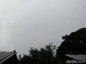 Letusan Gunung Agung Lontarkan Batu, Ini Penampakannya