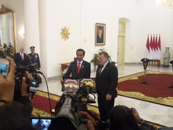 Jokowi Diberi Album Piringan Hitam Metallica oleh PM Denmark