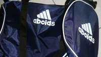Masih menggunakan font yang mirip dengan milik adidas (plus garis strip putih), muncullah tas abcids ini. (ist.)