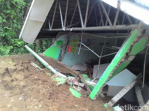 Gedung Sekolah di Lebak Banten Hancur Akibat Longsor