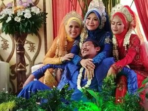 Pose-pose Happy Pria Beristri 3 di Pelaminan