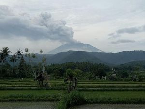 Video Dahsyatnya Semburan Asap Gunung Agung, Capai Ketinggian 4 Km