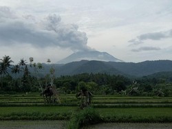 Video Dahsyatnya Semburan Asap Gunung Agung, Capai Ketinggian 4 Km