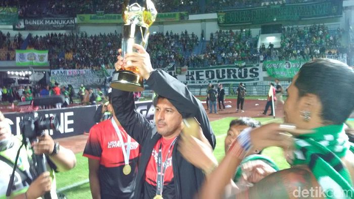 Pelatih Persebaya Surabaya Angel Alfredo Vera (Mochamad Solehudin/detikSport) Pelatih Persebaya Surabaya Angel Alfredo Vera (Mochamad Solehudin/detikSport)