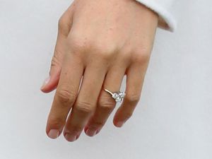 Wanita Pamer Foto Cincin Tunangan, Netizen Kritik Bentuknya Mirip Pembalut