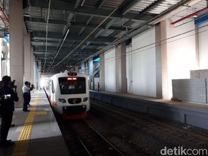 Kerennya Stasiun dan Kereta Baru Bandara Soekarno-Hatta Kerennya Stasiun dan Kereta Baru Bandara Soekarno-Hatta