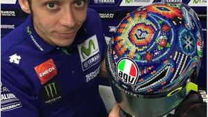 Helm Keren Valentino Rossi di Tes Pramusim