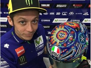Helm Keren Valentino Rossi di Tes Pramusim Helm Keren Valentino Rossi di Tes Pramusim
