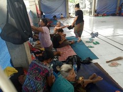 Basarnas Angkut 52 Warga Gunung Agung yang Ogah Dievakuasi