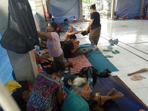 Basarnas Angkut 52 Warga Gunung Agung yang Ogah Dievakuasi Basarnas Angkut 52 Warga Gunung Agung yang Ogah Dievakuasi