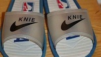 Nike juga banyak ditemukan versi duplikatnya. Salah satunya sandal ini. (ist.)