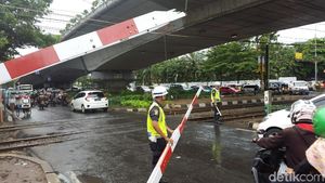 Foto: Ini Palang Perlintasan di Kalibata yang Patah Ditabrak Kopaja