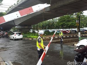 Foto: Ini Palang Perlintasan di Kalibata yang Patah Ditabrak Kopaja