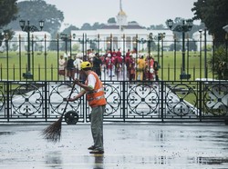 Membersihkan sisa hujan