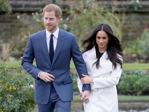 Harga Gaun Meghan Markle di Foto Pertunangannya dengan Pangeran Harry