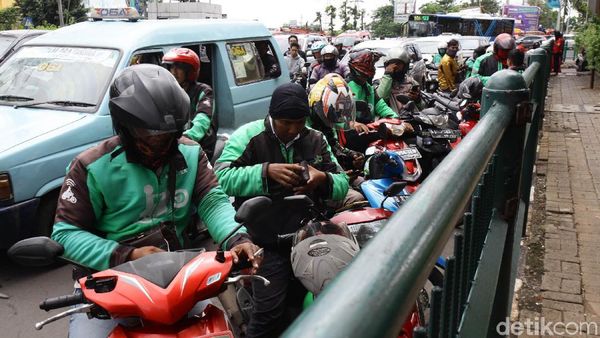 Dilarang Parkir, Ojek Online Tetap Ngetem