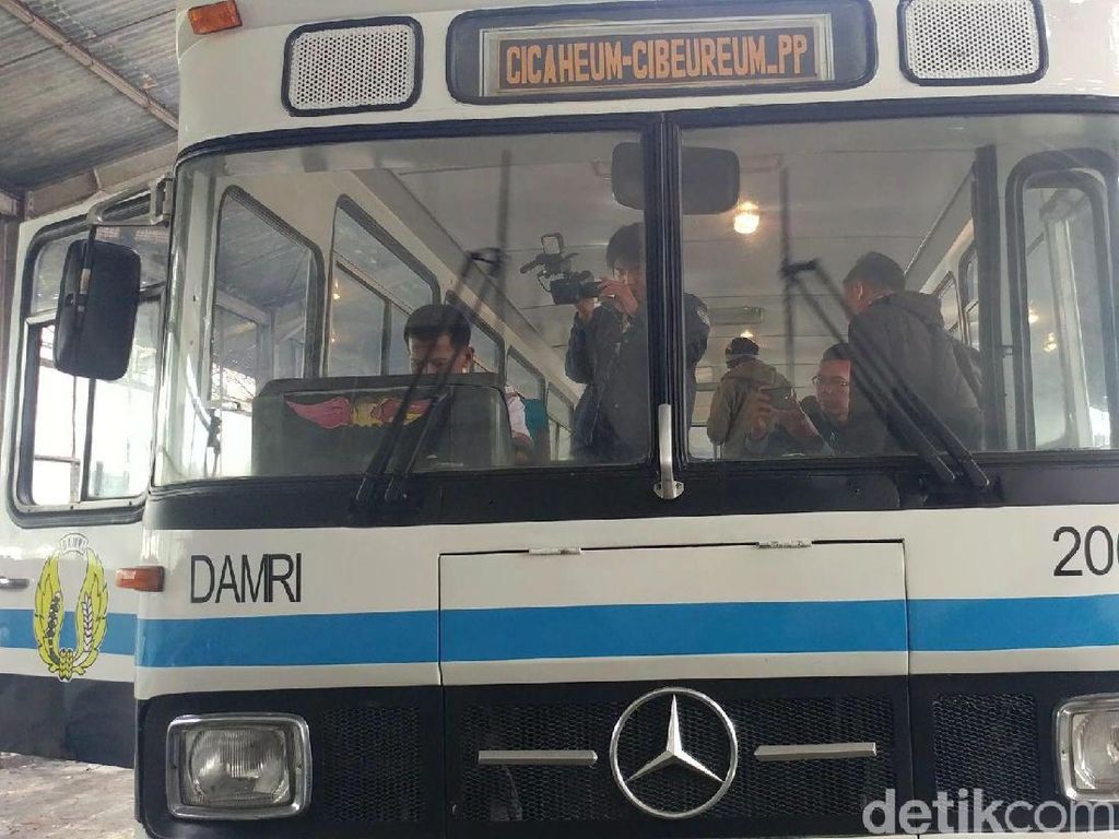 Video: Bus Damri Legendaris akan Mengaspal Lagi di Bandung Video: Bus Damri Legendaris akan Mengaspal Lagi di Bandung