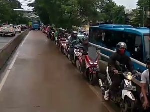 Terobos Busway, Pemotor Lawan Arus Ramai-ramai Melipir Saat Bus Lewat